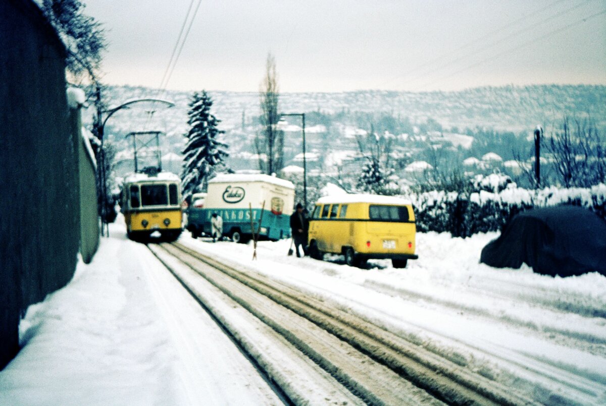 SSB ZB Tw 104 (ME 1950) oberhalb 'Pfaffenweg' im Schnee; 15 % Steigung für die Zahnradbahn kein Problem, für den MIV schon; Winter 1968/69