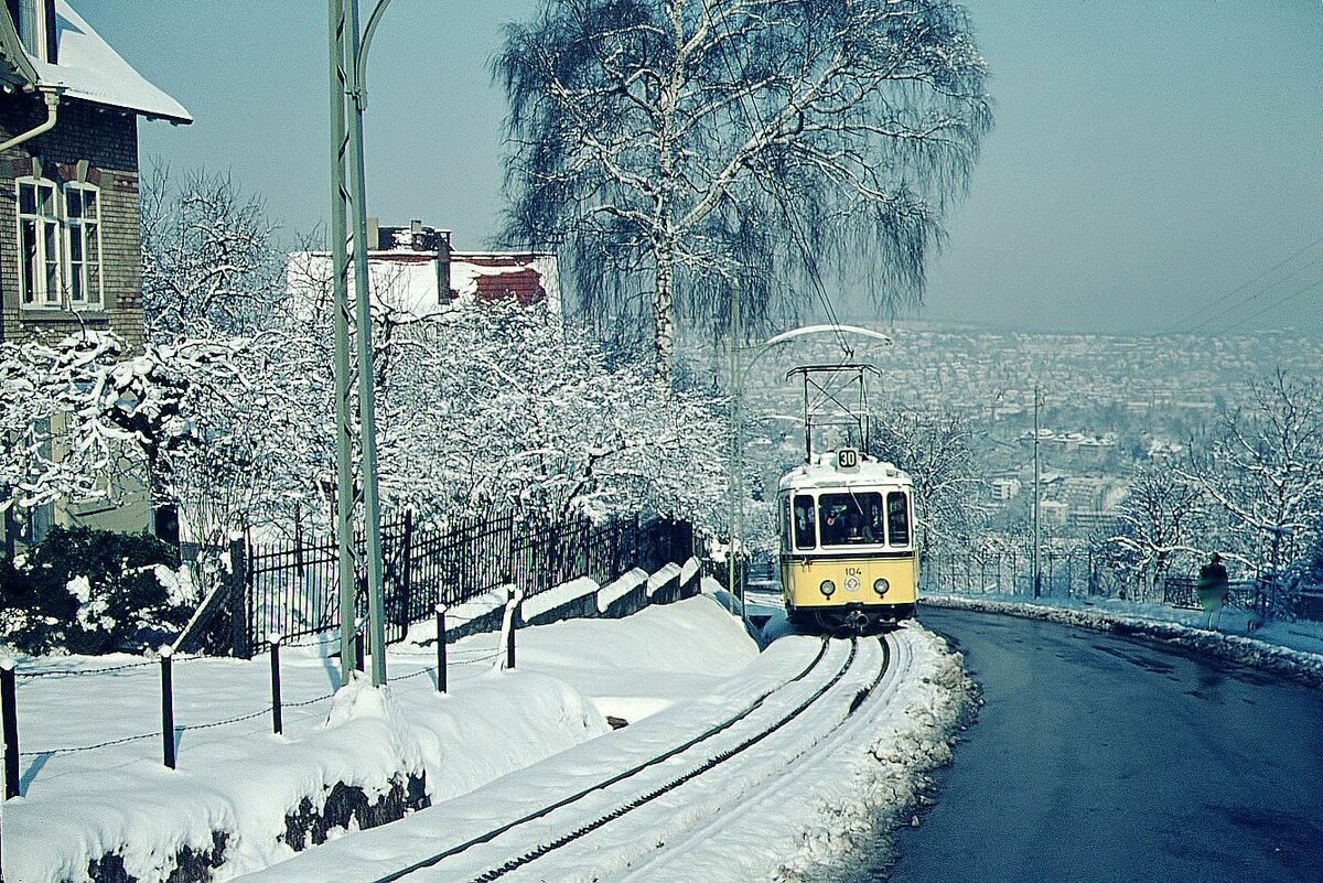 SSB ZB  Tw 104 (ME 1950) unterhalb 'Haigst' 20-03-1975  'Haigst' vom ur-schwäbischen 'Haigscht' nämlich dem urpsrünglich haiagschta (höchsten) Punkt Stuttgarts, direkt an der Grenzlinie zum bis 1908 selbständigen, noch höher hinaufreichenden Degerloch.