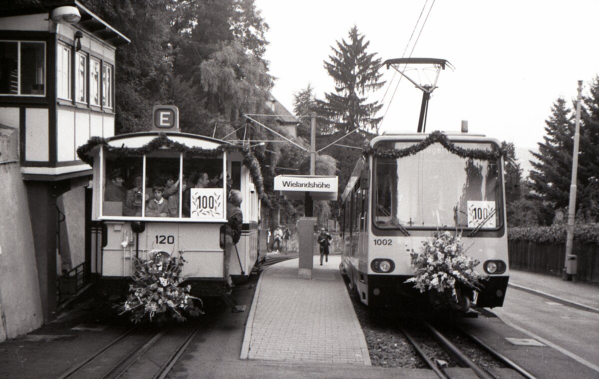 SSB__Zahnradbahn__Begegnung der Generationen an der Wielandshöhe. Historischer Zug mit Tw 104 von 1950 und Bw von 1900, im täglichen Betrieb bis 1982, sowie Tw 1002 von 1982.__15-09-1984 