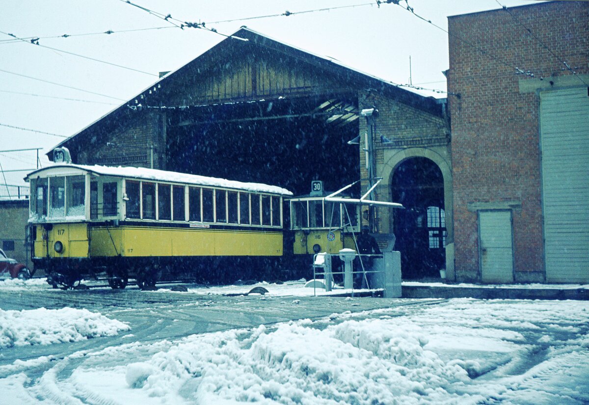 SSB__Zahnradbahn__Bw 117 auf der Schiebebühne im Alten Zb-Bf. wird sogleich in die Werkstatt  verschoben . Daneben Bw 116 in der alten Bahnhofshalle von 1884.__10-04-1973