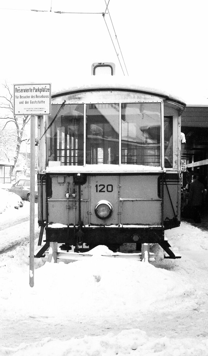 SSB__Zahnradbahn__Den in der Bergstation Degerloch abgestellten Vorstellwagen war's egal. Sie ließen sich einschneien und machten ein bißchen Winterschlaf.__19-12-1981