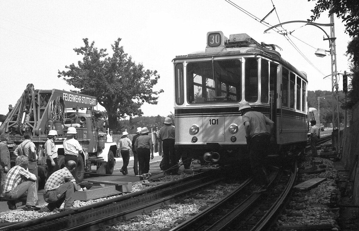SSB_Zahnradbahn__Der bei der Talfahrt entgleiste Tw 101 [ME, AEG; 1935] steht jetzt auf dem Berggleis in der Ausweiche an der Wielandshöhe.__15-07-1976