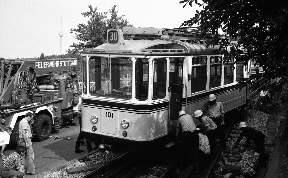 SSB_Zahnradbahn__Der bei der Talfahrt entgleiste Tw 101 [ME, AEG; 1935] wird auf der oberen Weiche der streckenmittigen Ausweiche an der Wielandshöhe wieder eingegleist.__15-07-1976