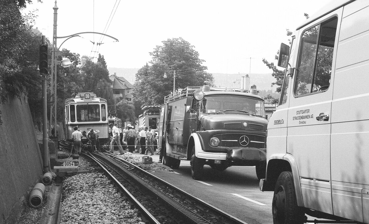 SSB_Zahnradbahn__Feuerwehr und SSB Gleisbau sind vor Ort um den Tw wieder einzugleisen.__15-07-1976