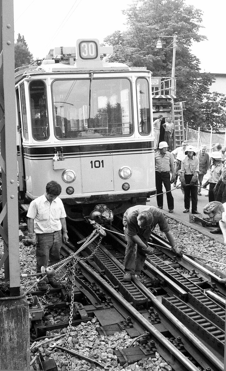 SSB_Zahnradbahn__Tw 101 [ME, AEG; 1935] ist bei der Talfahrt auf der oberen Weiche der streckenmittigen Ausweiche an der Wielandshöhe entgleist. Feuerwehr und SSB-Mitarbeiter sichern zunächst den Wagen im über 12 %-igen Gefälle.__15-07-1976