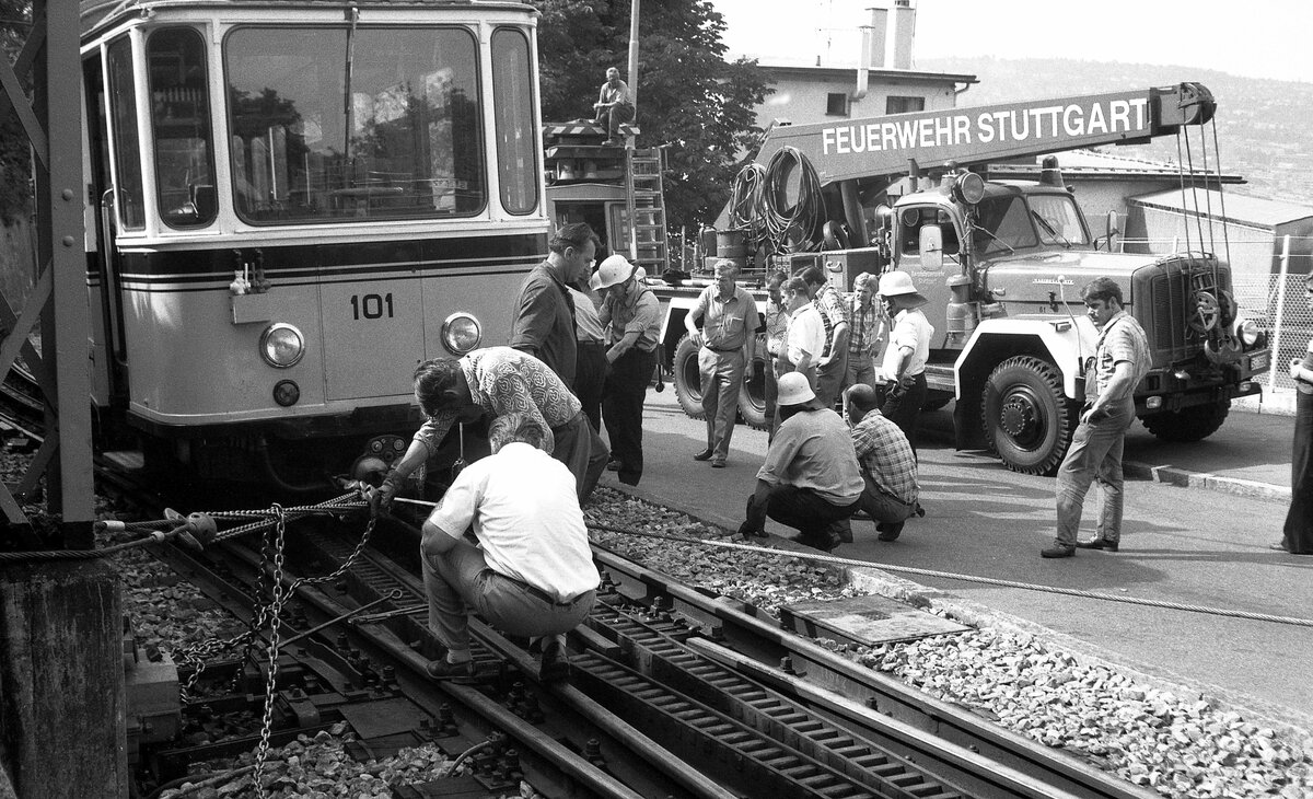 SSB_Zahnradbahn__Tw 101 [ME, AEG; 1935] ist bei der Talfahrt auf der oberen Weiche der streckenmittigen Ausweiche an der Wielandshöhe entgleist. Feuerwehr und SSB-Mitarbeiter sichern zunächst den Wagen im über 12 %-igen Gefälle.__15-07-1976