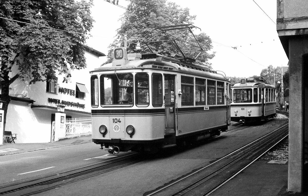 SSB_Zahnradbahn__Tw 104 [ME, AEG; 1950] steht bereit, den 15 Jahre älteren, aber bereits modernisierten, Tw 101 sicher zu Tal zu bringen.__15-07-1976