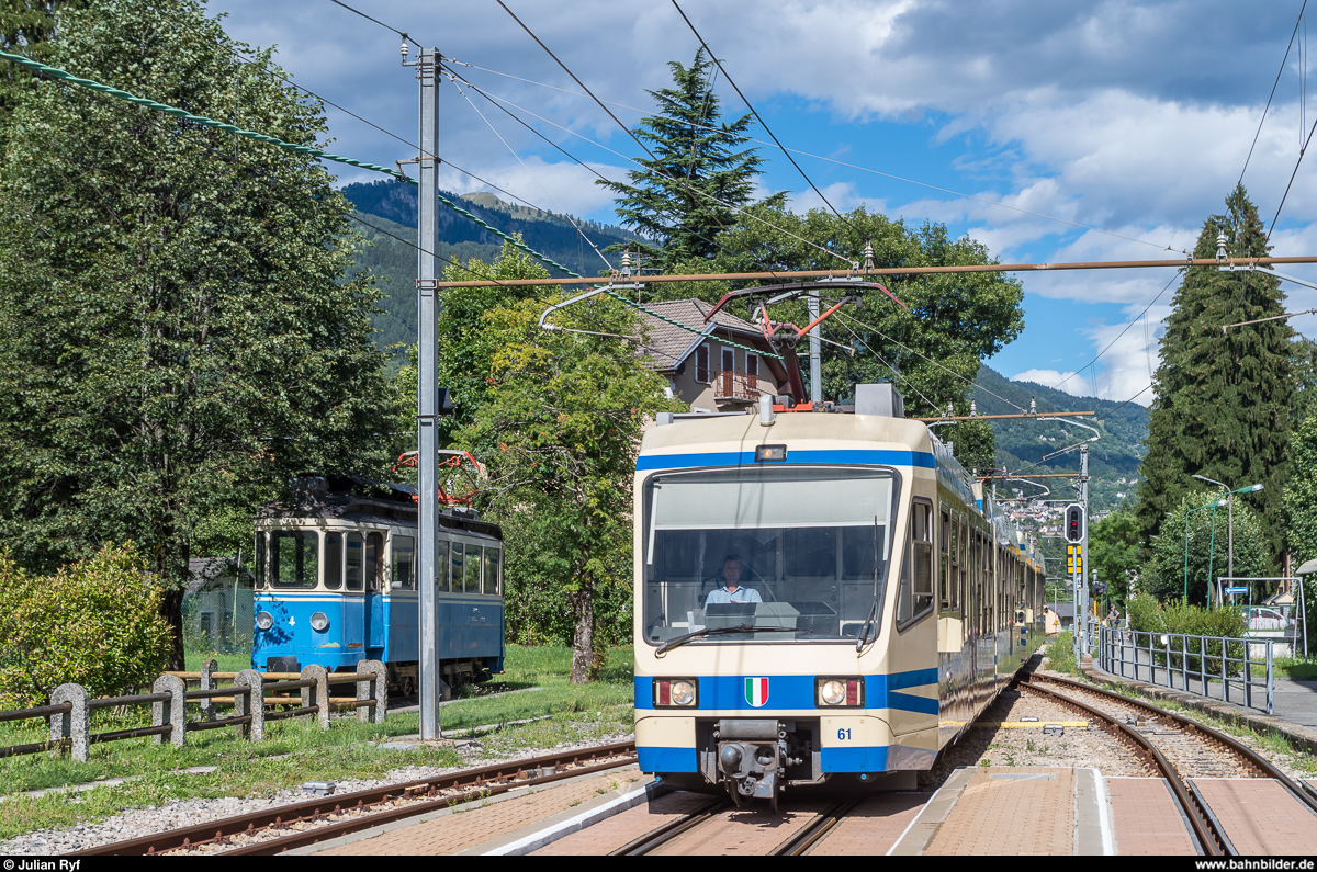 SSIF ABe 4/6 61 fährt am 25. Juli 2017 mit einem weiteren ABe 4/6 als Centovalli-Express 172 in den Bahnhof von Santa Maria Maggiore ein. Links der als Denkmal aufgestellte Xe 2/4 4.