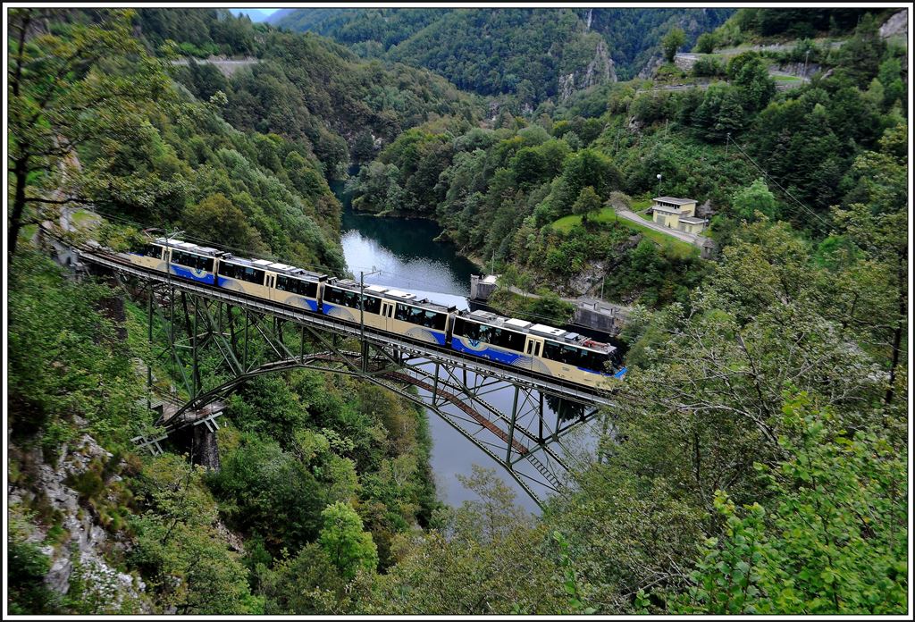 SSIF Treno Panoramico 64 auf dem Ruinacci Viadukt hoch über dem Palagnedra Stausee bei Camedo. (03.09.2014)