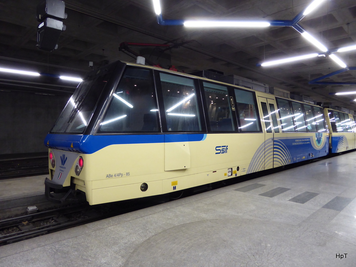 SSIF - Triebwagen ABe 4/4 85 Pp im Bahnhof Locarno am 26.12.2015