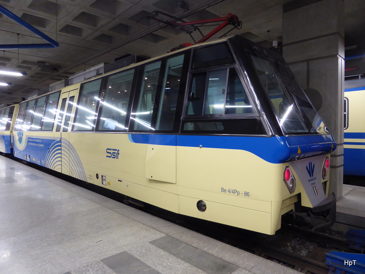 SSIF - Triebwagen Be 4/4 86 Pp im Bahnhof Locarno am 26.12.2015