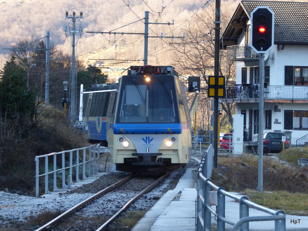 SSIF  - Triebwagen Be 4/4 84 bei der einfahrt im Bahnhof in Orcesco am 26.12.2015