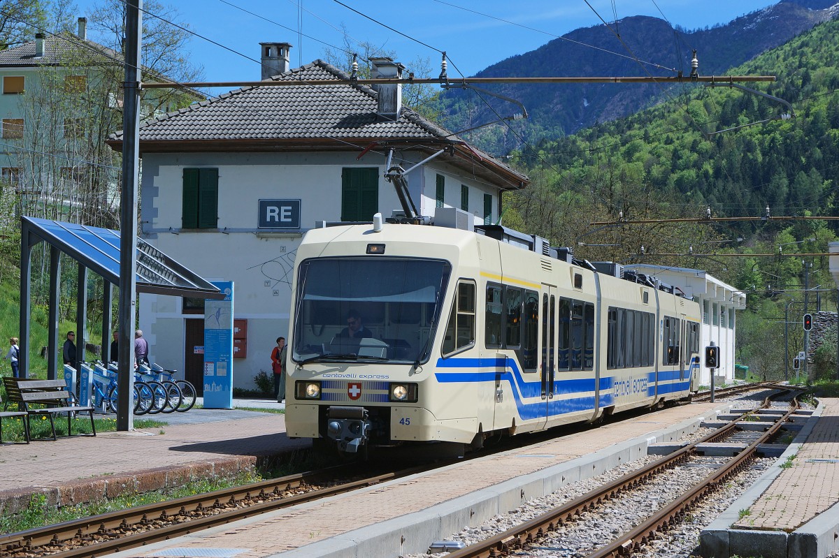 SSIF/FART: ABe 4/8 45 CENTOVALLI EXPRESS als D 48 CEX bei einem Zwischenhalt in RE am 2. Mai 2015.
Foto: Walter Ruetsch