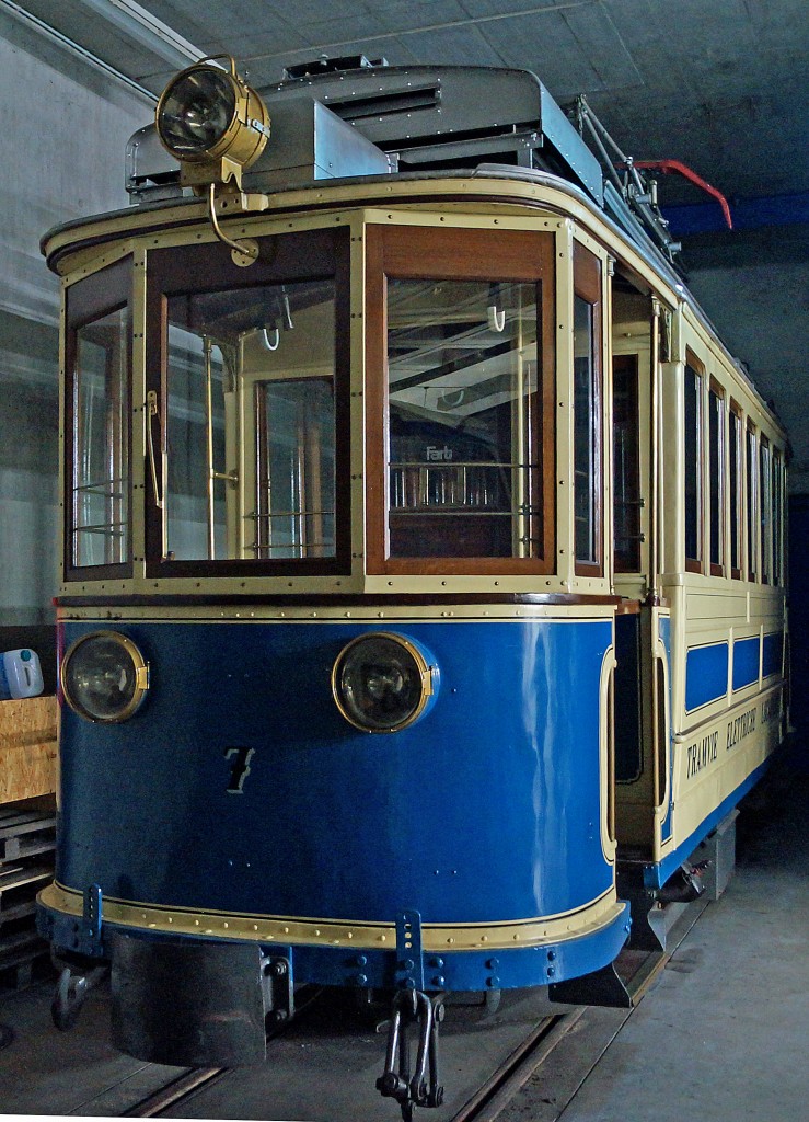 SSIF/FART: Zwei der drei ältesten Triebfahrzeuge der FART sind in der hintersten Ecke des unterirdischen Endbahnhofes Locarno schlecht fotografierbar abgestellt.  TRAMIN  Be 2/2 7 (1908), ehemals Tramvie Locarnesi (TEL), das noch für Sonderfahrten eingesetzt wird, aufgenommen am 2. Mai 2015.
Foto: Walter Ruetsch