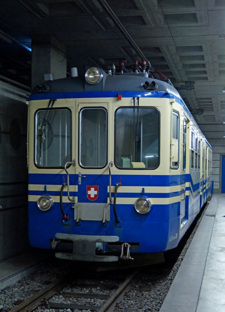 SSIF/FART: Zwei der drei ältesten Triebfahrzeuge der FART sind in der hintersten Ecke des unterirdischen Endbahnhofes Locarno schlecht fotografierbar abgestellt. ABDe 6/6 32 (1963), der noch für Verstärkungszüge und Sonderfahrten eingesetzt wird, aufgenommen am 2. Mai 2015.
Foto: Walter Ruetsch