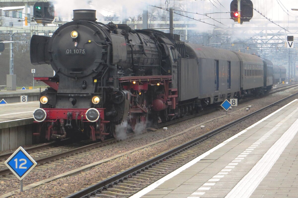 SSN 01 1075 treft am 17 Dezember 2022 mit der 'Kerst-Express'  Sonderzug, aber ohne ECTS  in Arnhem ein. Der fehlender ECTS macht die Einsatz von ein Drehstromellok zwischen (Arnhem-) -Zevenaar--Emmerich-elten (-Emmerich) notwendig. 
