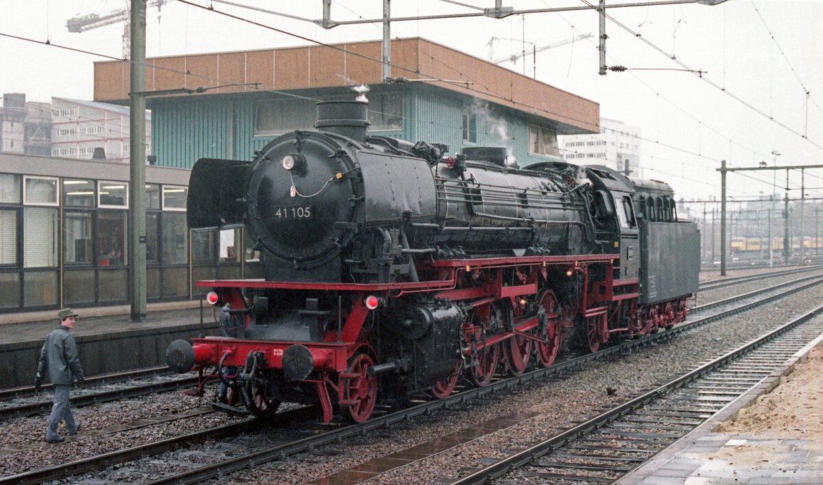 SSN 41 105 wartet am Stellwerk. Zuerst gab es eine Drehfahrt. Danach gab es einen Sonderzug nach Utrecht zu befördern. Rotterdam CS, 07.03.1981. Scanbild 92235, Kodacolor400.