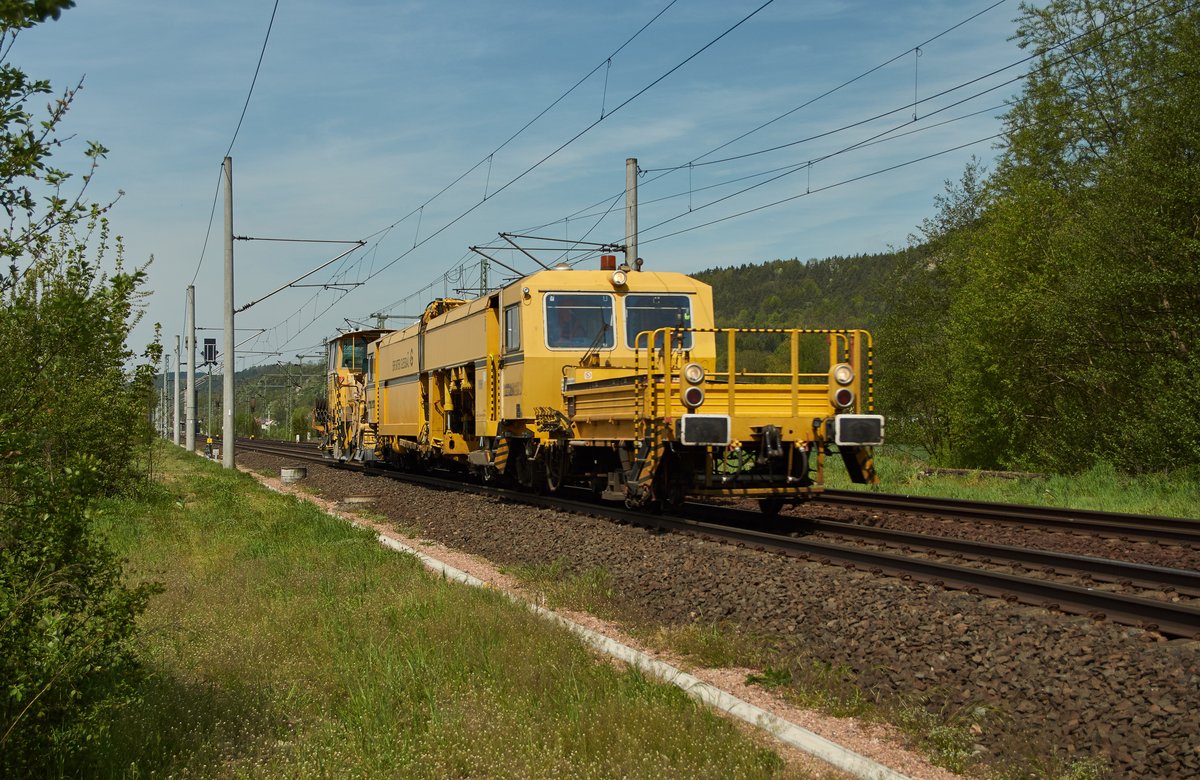SSP 110 SW vom Erfurter Gleisbau passiert am 10.05.16 Wutha und ist auf dem Weg gen Erfurt.