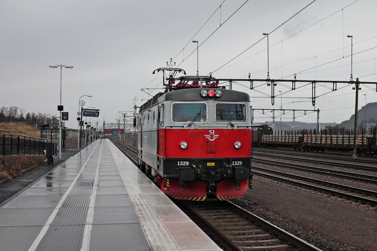 SSRT Rc6 1329 beim rangieren im neuen Bahnhof von Kiruna, um den IC 93 (Narvik -Boden C) weiter befördern zu können.