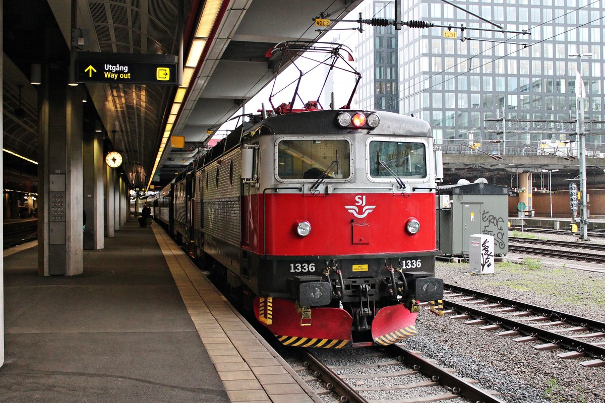 SSRT Rc6 1336 und SJ Rc6 1396 am 30.05.2015 zusammen mit dem Nachtschnellzug (Stockholm C - Luleå) im Startbahnhof und warten auf die Abfahrt gen Uppsala.