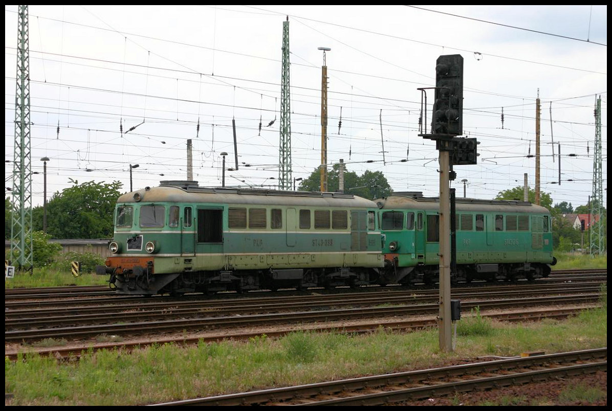 ST 43399 und ST 43216 der PKP sind hier am 30.5.2007 im Grenzbahnhof Guben angekommen.
