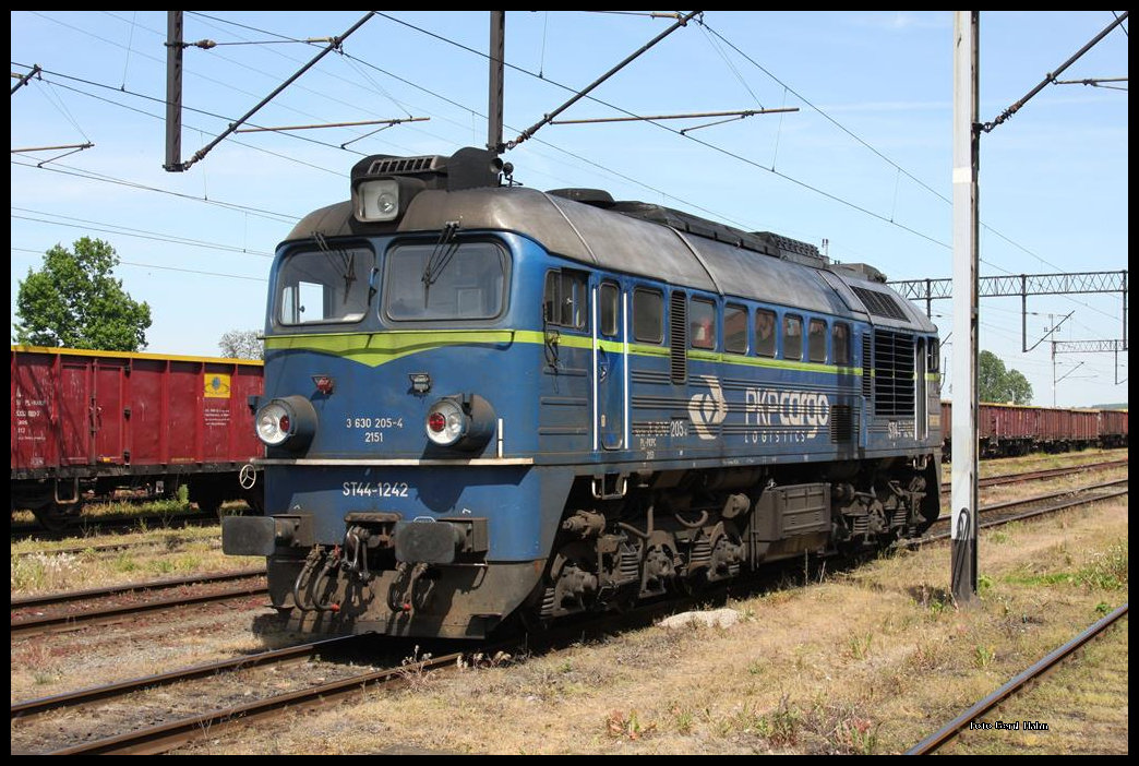 ST 44-1242 PKP Cargo kam am 22.5.2016 solo durch den Bahnhof Kamience Zabkowicki.