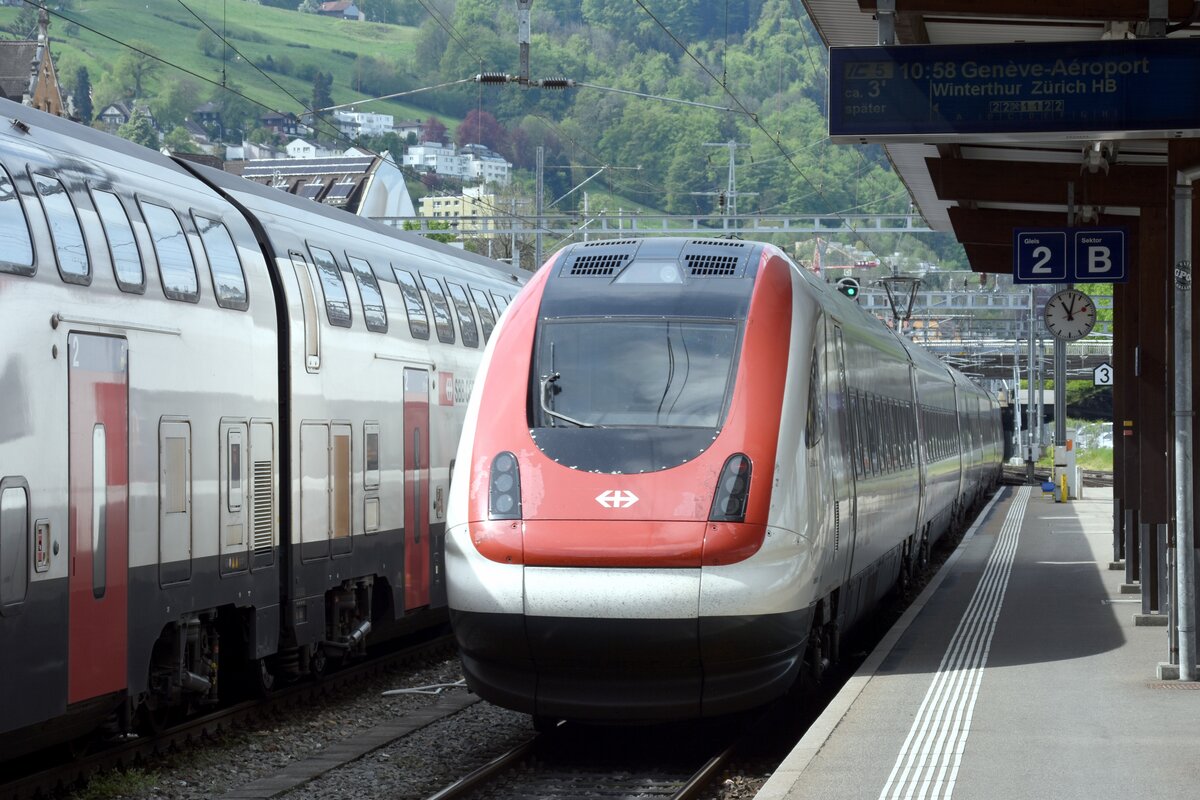 ST. GALLEN (Kanton St. Gallen), 09.05.2023, 500 000-8 als IC5 nach Genève Aéroport bei der Ausfahrt aus dem Bahnhof St. Gallen