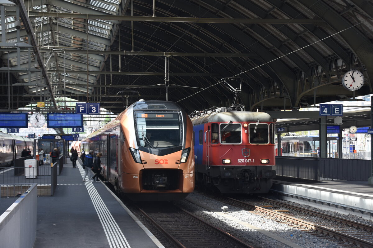 ST. GALLEN (Kanton St. Gallen), 09.05.2023, 526 204 der SOB als Voralpenexpress (IR) und 602 047-1 der SBB nebeneinander im Bahnhof St. Gallen