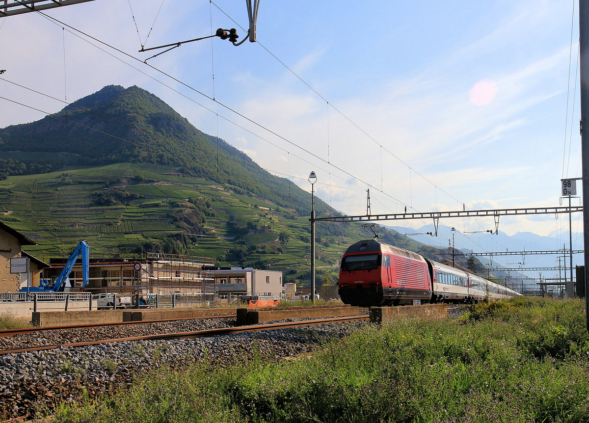 St. Léonard, im Lande der Rebberge. Re 460 008 stösst ihren Interregio Genève Aéroport - Brig durchs Wallis hinauf. 18.Juli 2019