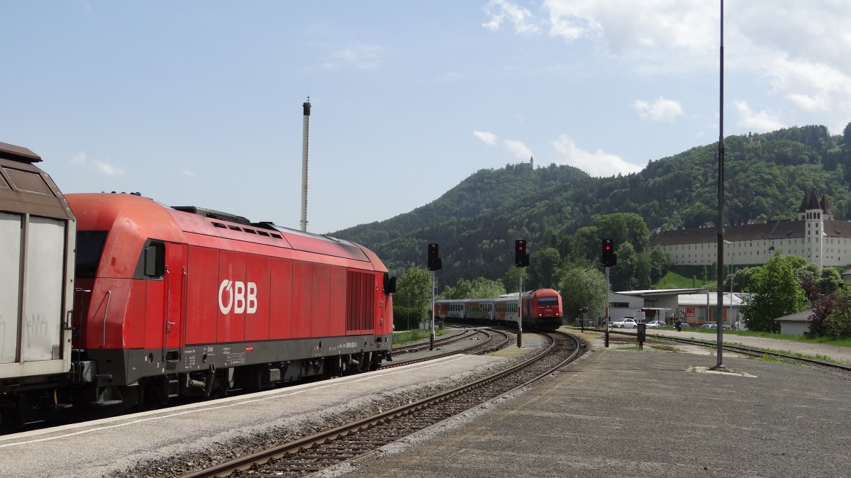St. Paul (im Lavanttal), 2015-05-06, Regionalzug 4510 aus Richtung Bleiburg,  bespannt mit 2016.083, kreuzt mit Güterzug, bespannt mit 2016.052-0