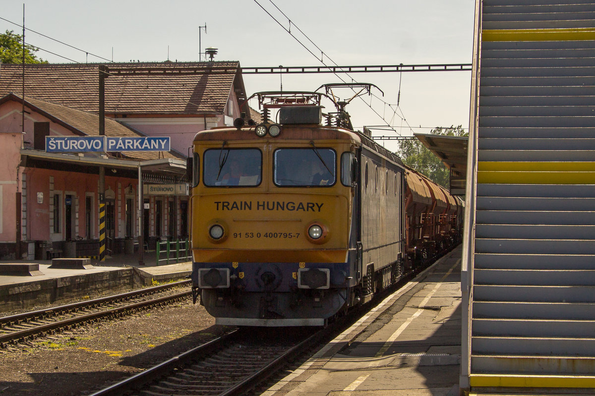 Stúrovo am 25. April 2019: 400 795-7 durchfährt gerade den Bahnhof. Stúrovo liegt in der Slowakei, Train Hungary klingt start nach Ungarn, während die Lok aus Rumänien ist. Damals war das Europa noch vereinter, so hat es zumindest den Anschein. 