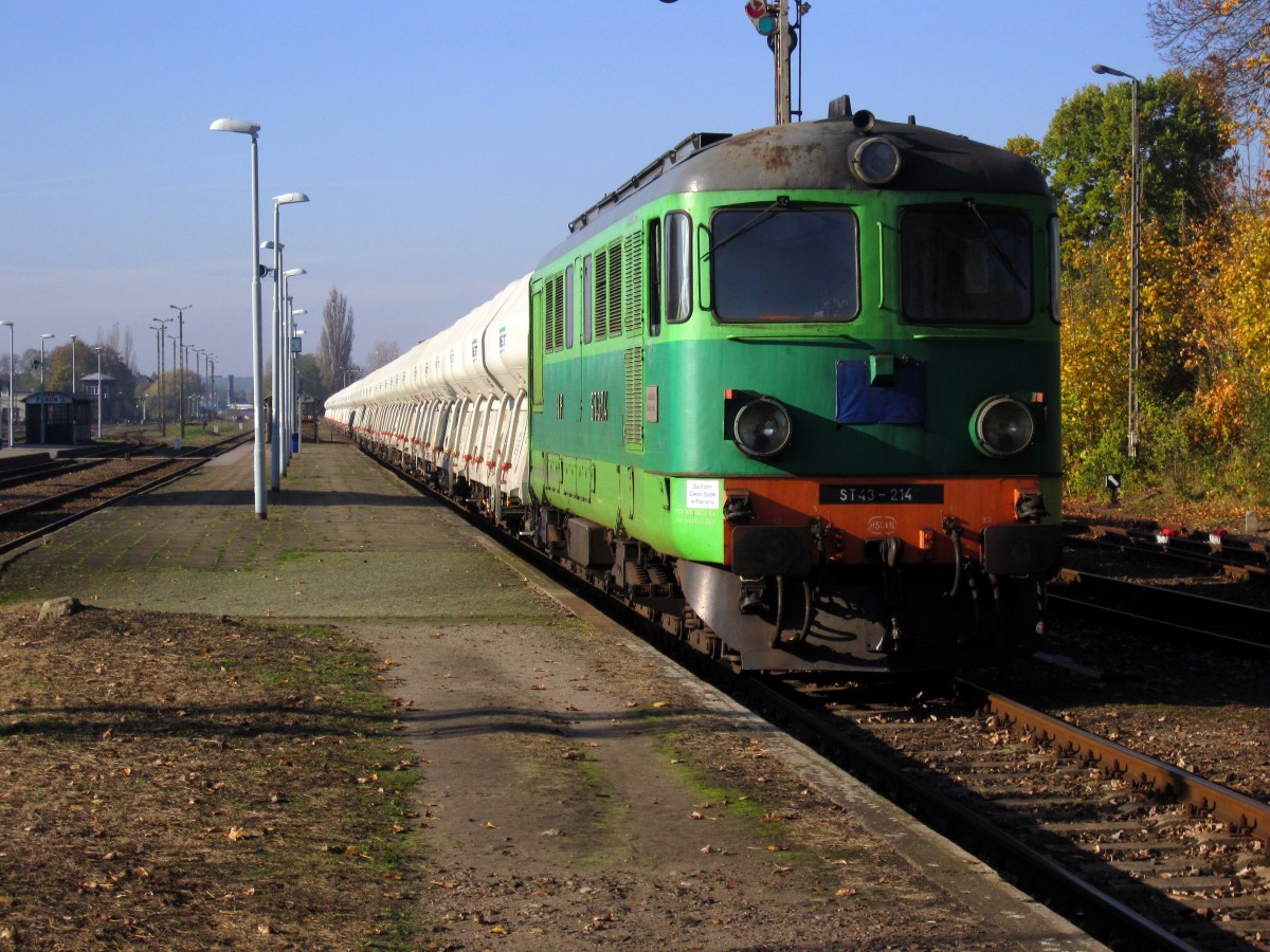 ST43-214 mit Zementwagen in Bahnhof Miedzyrzecz,28.10.2014