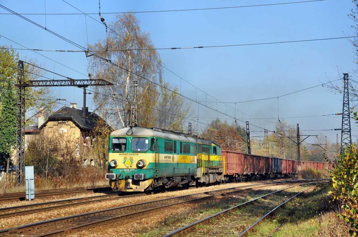 ST43 297-6 und eine T448P der Privatbahn  Euronaft Trzebinia  mit einem Gterzug bestehend aus leeren  Ea  Wagen fr Katowice-Ligota kurz vor der Einfahrt (31.10.2013)
