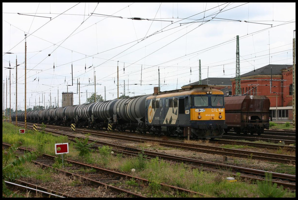 ST43-dro13 der CTL Rail ist hier am 31.5.2007 mit einem langen Tankwagen Zug in den Grenzbahnhof Guben eingefahren.