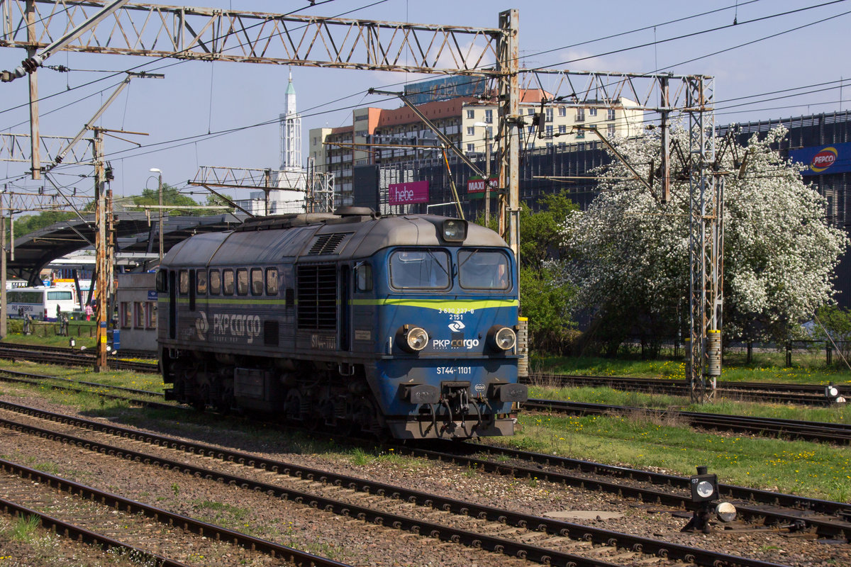 ST44-1101 durchfährt den Bahnhof Bialystok (Polen) am 30. April 2018. 