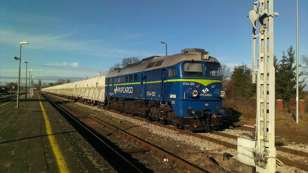 ST44-1212 mit Zementwagen in Bahnhof Miedzyrzecz, 28.11.2019