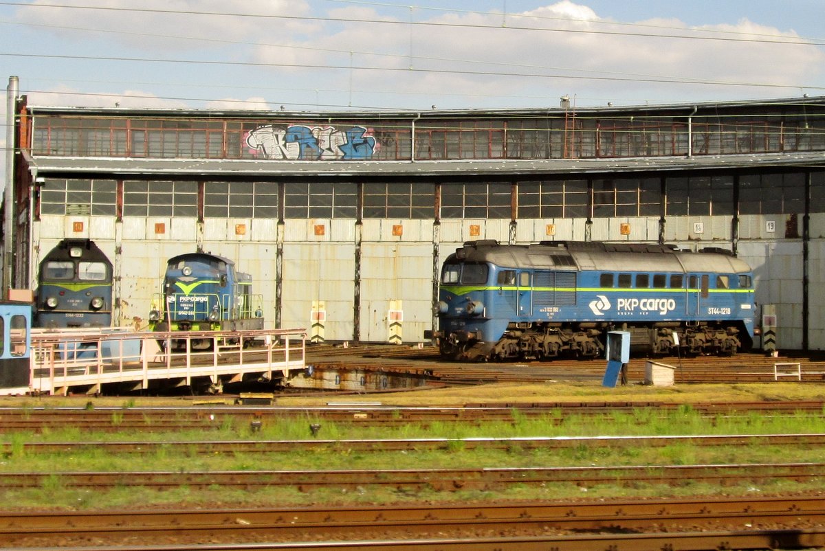 ST44-1218 steht ins Bw von Leszno am 29 April 2016. 