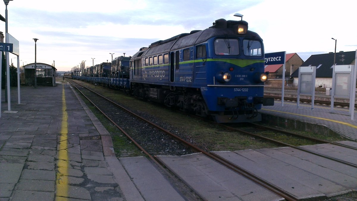 ST44-1232 mit Militarzug in Bahnhof Miedzyrzecz, 15.02.2020