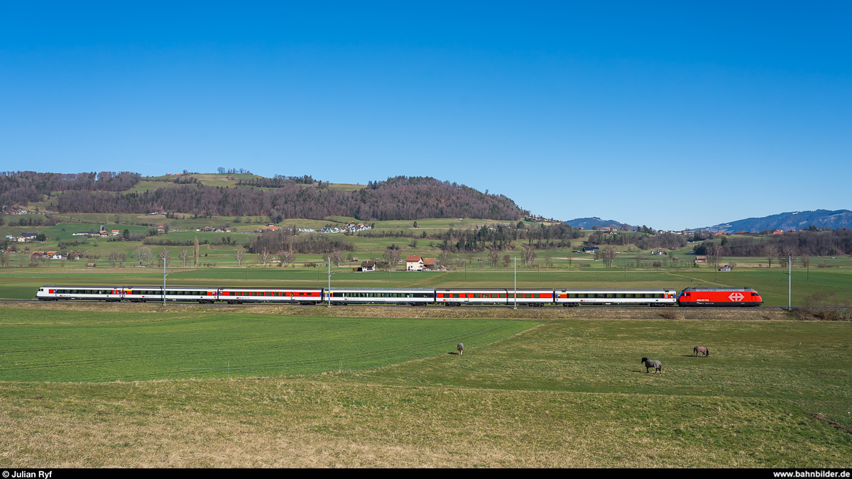 Staatsbesuch des Präsidenten von Ghana, Nana Akufo-Addo am 28. Februar 2020. Die Ghanaische Delegation wurde vom Flughafen Zürich mit einem Extrazug nach Kehrsatz gefahren, wo die Eidgenossenschaft ein Gästehaus für solche Empfänge besitzt. Der leere Zug wurde danach nach Thun überführt und konnte von mir zwischen Kaufdorf und Thurnen abgelichtet werden. Es führt die Re 460 108. In der Mitte des Zuges zwischen den beiden Speisewagen befindet sich einer der beiden Salonwagen  Le Salon de Luxe .