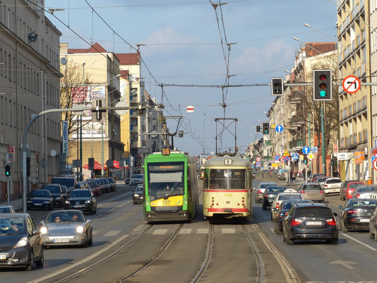 Stadien der Entwicklung. Während man zwischen 1995 und 2005 ausrangierte westdeutsche Straßenbahnen beschaffte - hier rechts Wagen 699, ehemals 2658 der Rheinbahn - werden seit einigen Jahren Neubaufahrzeuge, hier ein Solaris Tramino, beschafft. 22.2.2014, Poznan, Głogowska