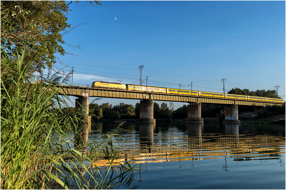 Stadlauer Ostbahnbrücke mit Regiojet nach Prag, August 2019
