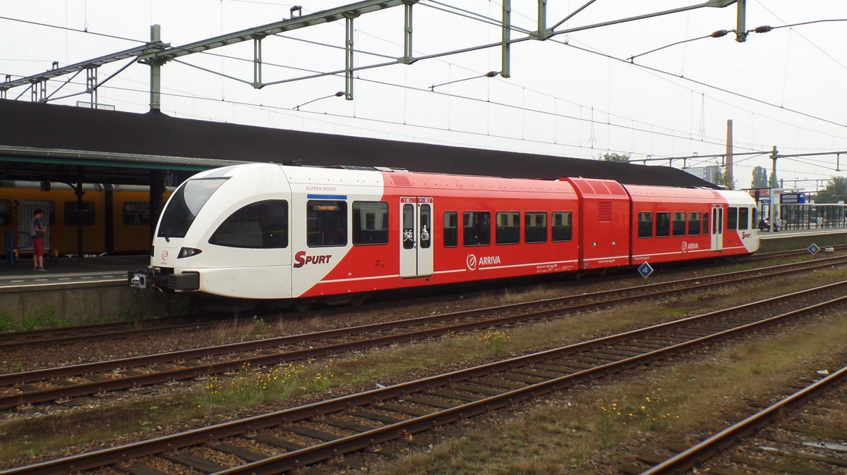 Stadler D-GTW, Arriva  ALFRED MOZER   im Bahnhof Apeldorn / 
