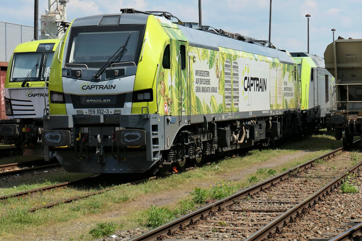 Stadler Eurodual 159 102 von Captrain, fotografiert am 06.05.2022 auf der Hafenbahn vom Elberadweg aus