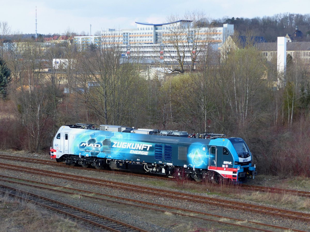 Stadler Eurodual 159 209-6 ( 9080 2159 209-6 D-RCM ), Werbeträger- MAD Zukunft Energie ( designet by Gudrun Geiblinger ), wartet in Gera auf ihren nächsten Einsatz am 26.3.2021