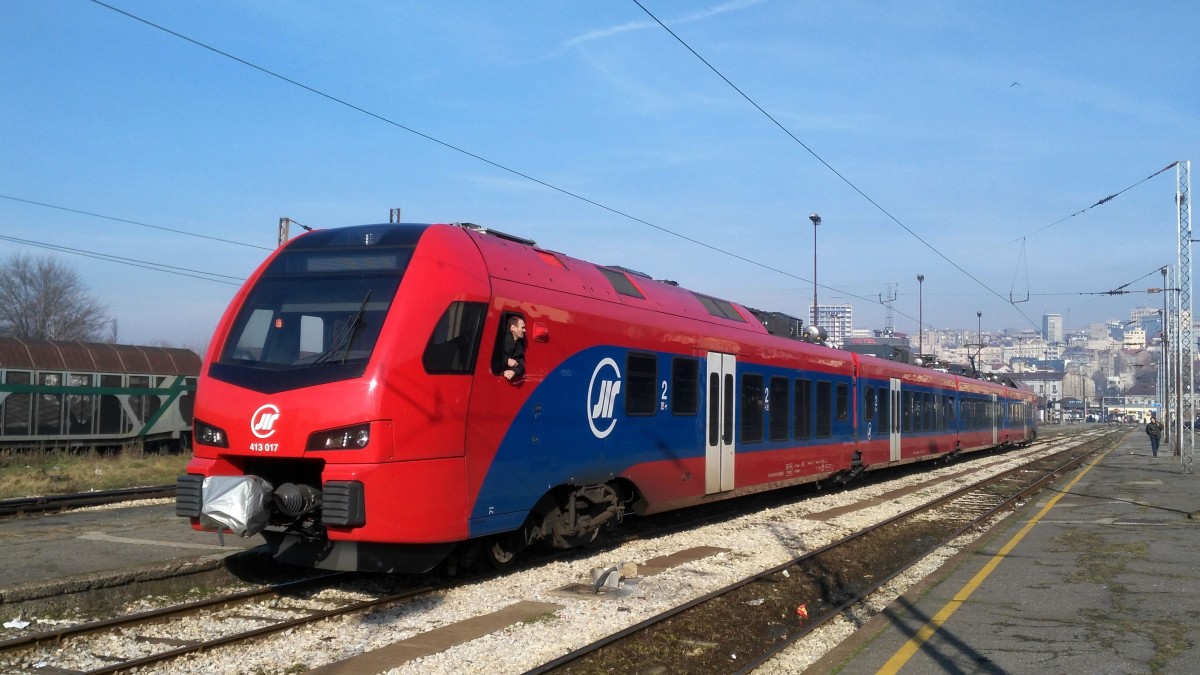 Stadler Flirt 3 (Baureihe 413, Fahrzeug 413 017) der Serbischen Eisenbahnen (ŽS), aufgenommen im Januar 2016 im Hauptbahnhof von Belgrad.