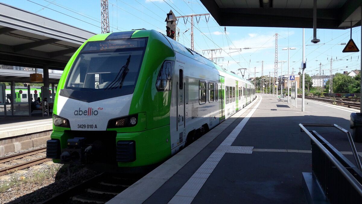 Stadler Flirt 3 des VRR betrieben von der Abellio fährt in Essen Hauptbahnhof ein am 14.08.2021