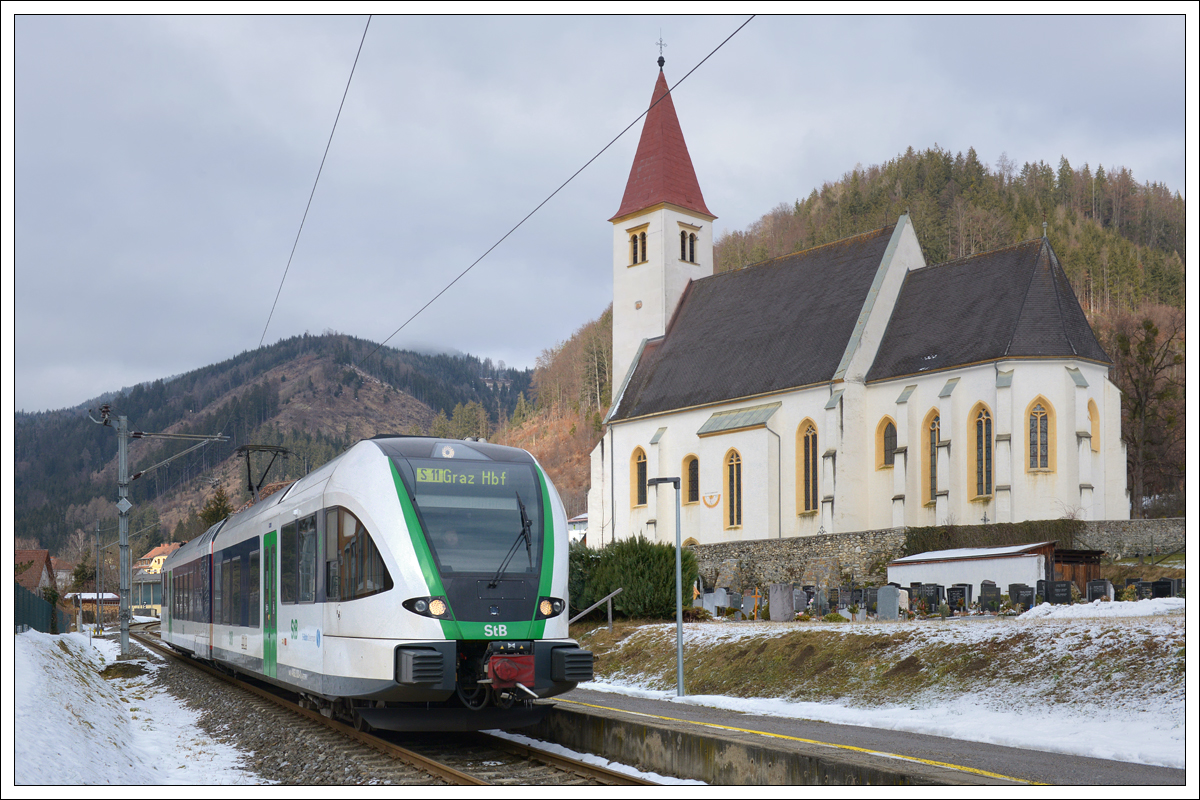 Stadler GTW 4062 003 von Übelbach nach Graz, am 1.2.2021 bei der Durchfahrt der Bedarfshaltestelle Übelbach Vormarkt.