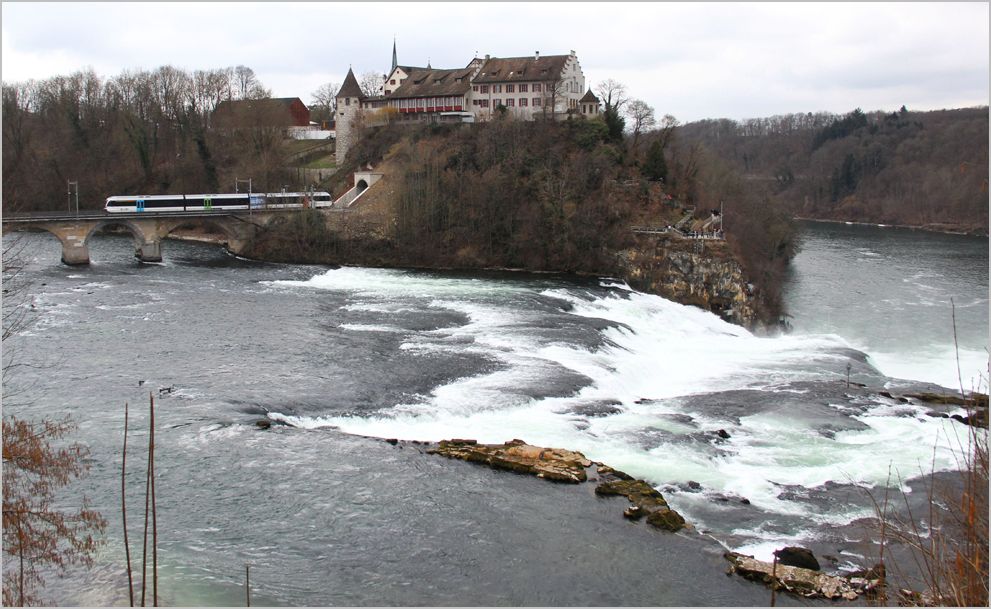 Stadler GTW bei der Überquerung der Rheinbrücke am Rheinfall Schaffhausen. 2. März 2014 