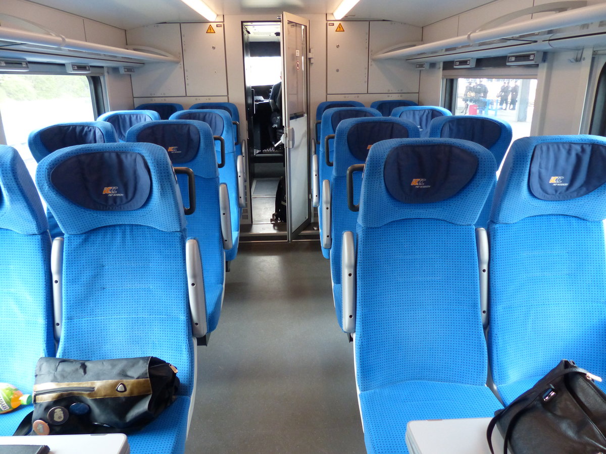 Stadler Intercity in Polen - die Inneneinrichtung der zweiten Klasse ist zeitgemäß, die Sitze allerdings nicht verstellbar. 1.5.2016, Poznan
