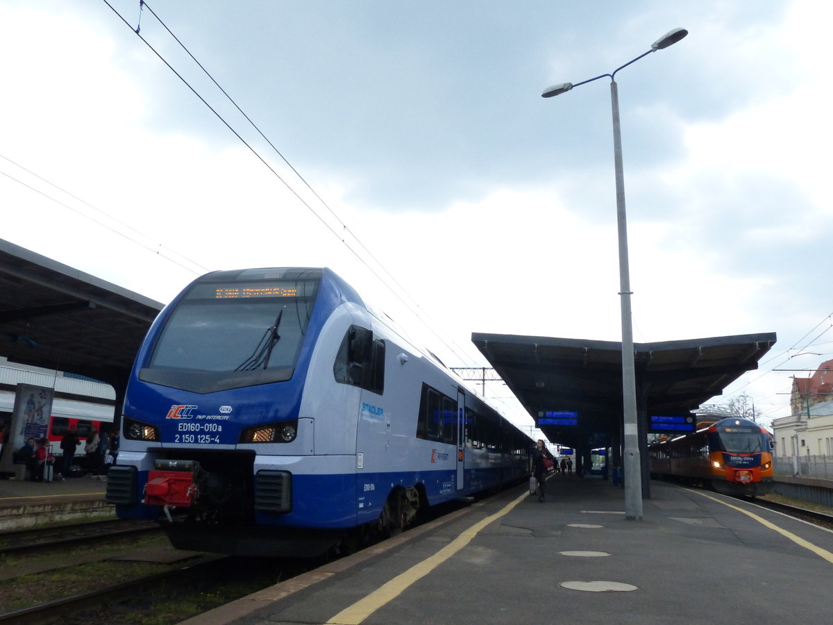 Stadler-Intercity in Polen. Von diesen Zügen des Typs Flirt 3 werden insgesamt 20 Einheiten mit 8 Wagen bestellt. Poznan, 1.5.2016